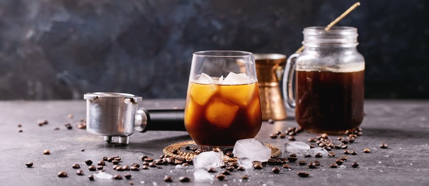 Café frío en casa con accesorios para preparar iced coffee y cold brew